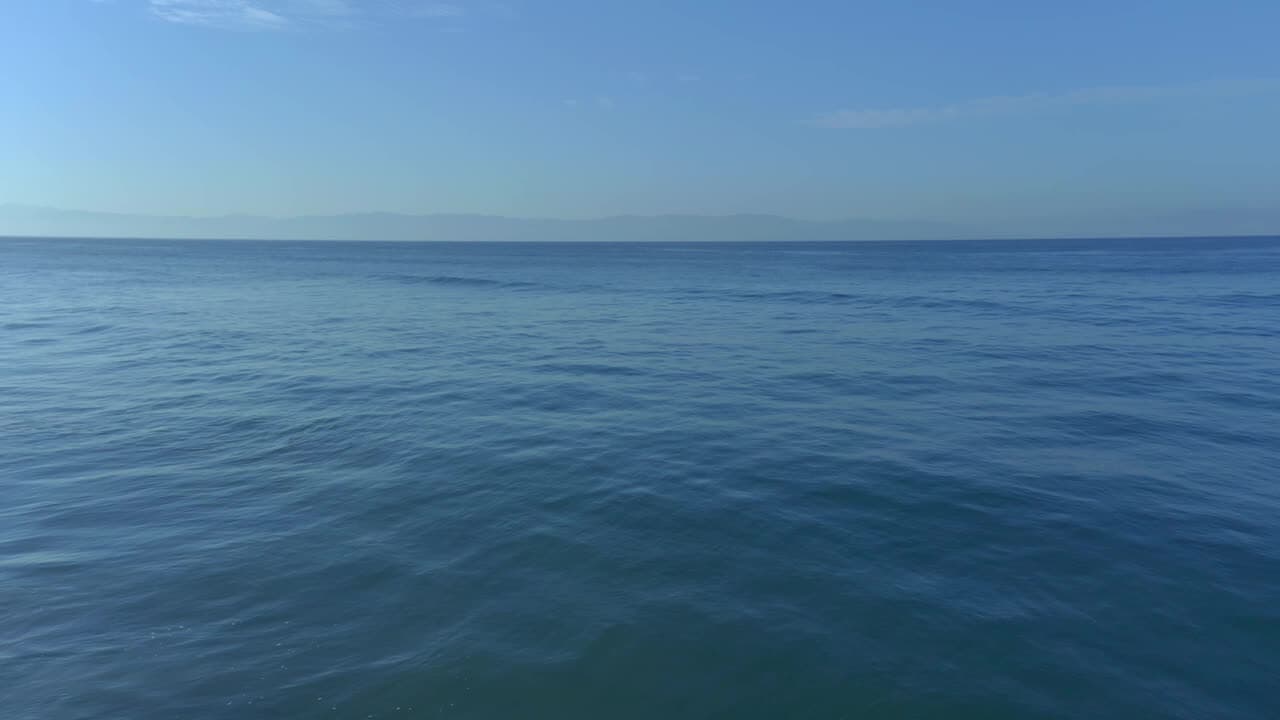 Drohnenflug über der Nordsee Richtung Horizont