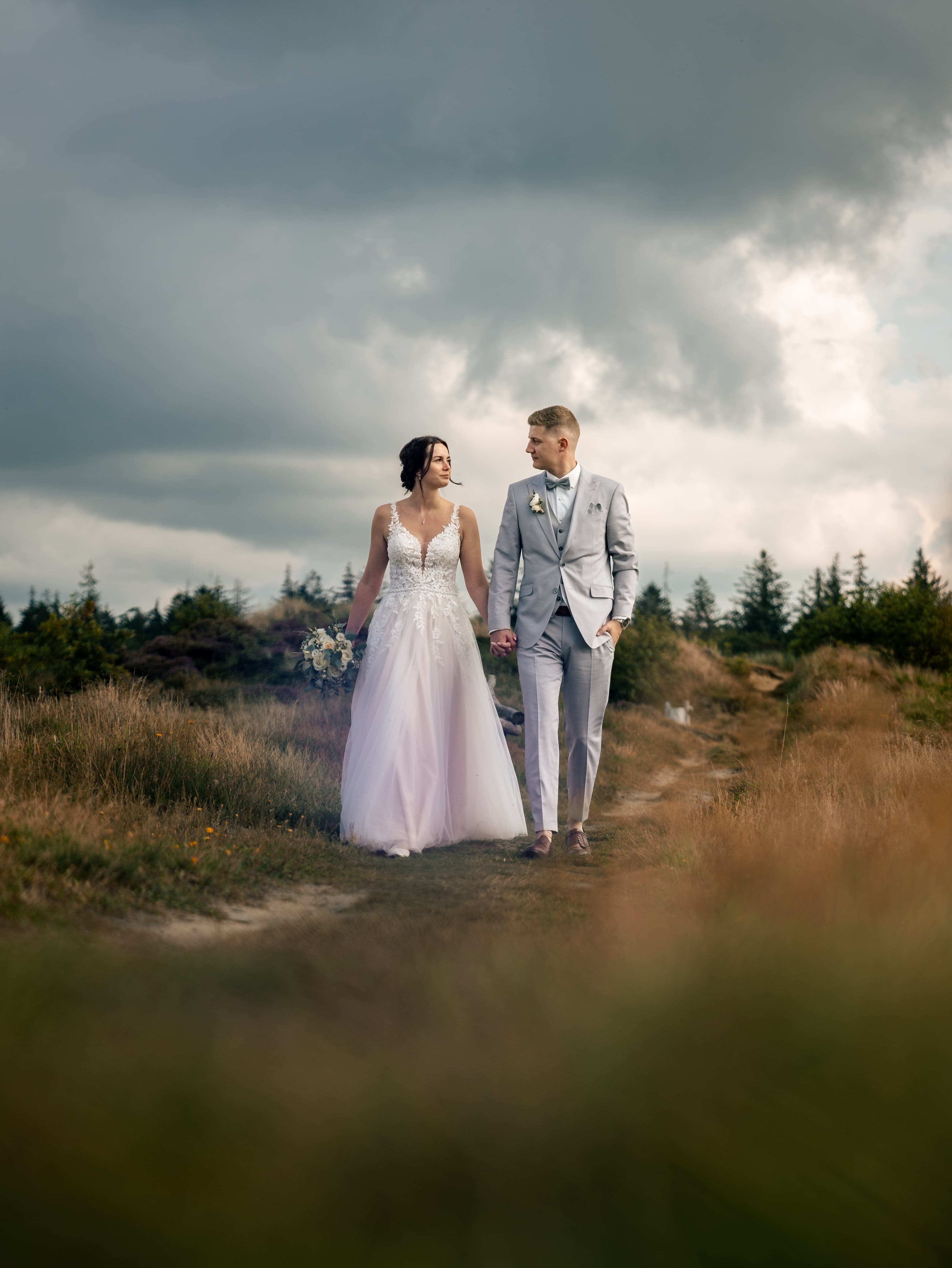 Hochzeitspaar auf einem Dünenweg