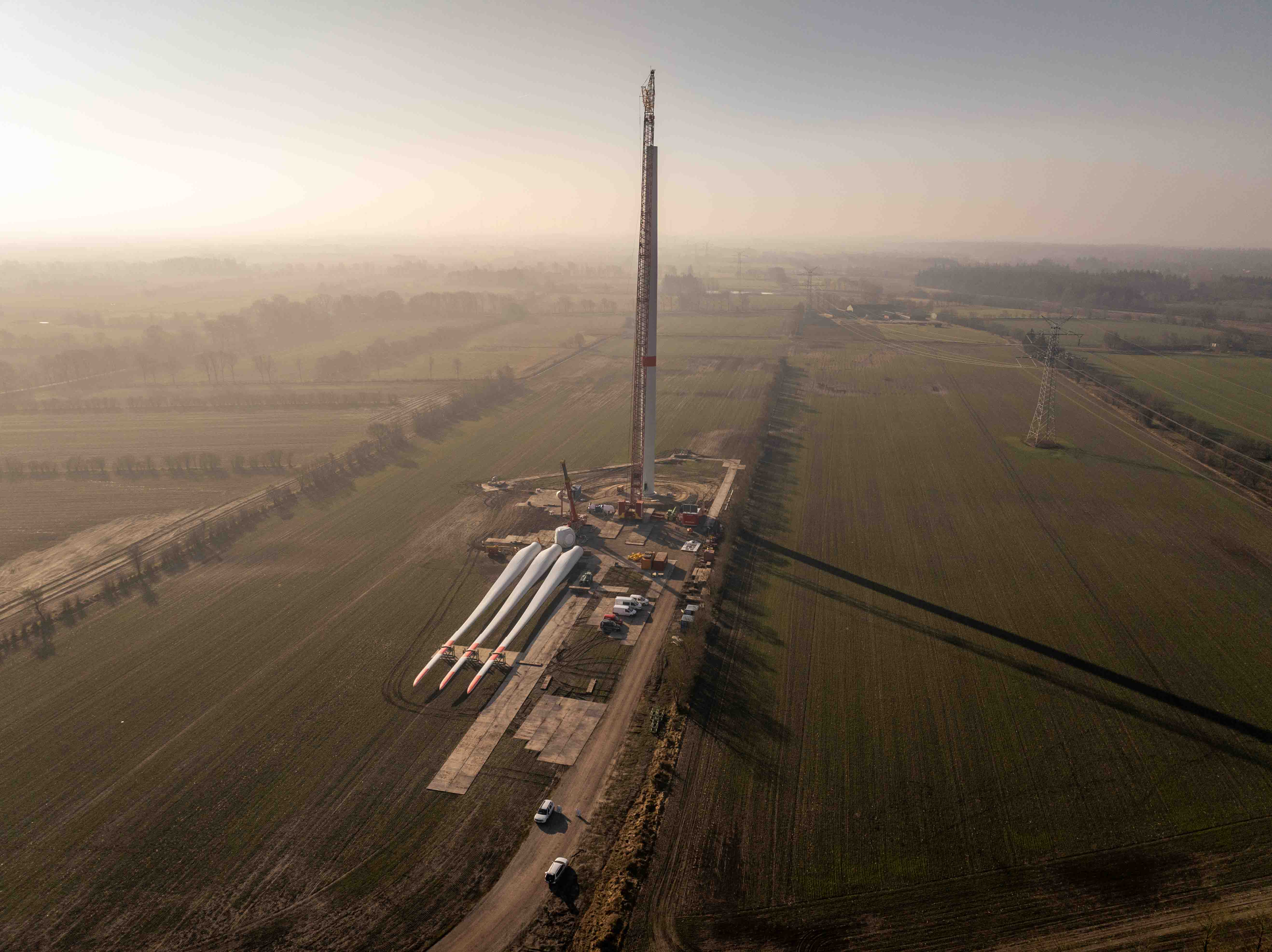 Drohnenaufnahme einer Windkraftanlagen-Baustelle in Nordfriesland
